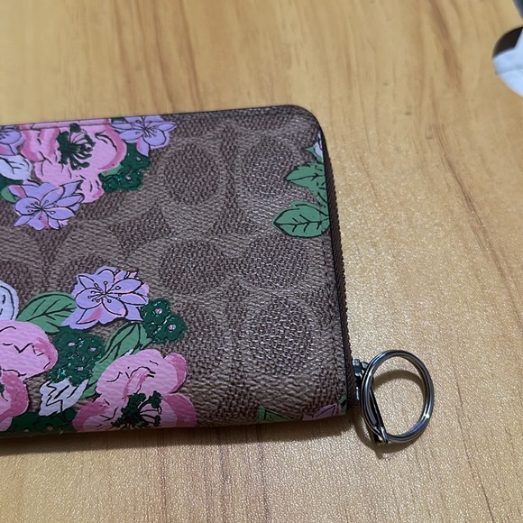 $225 COACH monogram floral wallet (top zipper rip) - Picture 8 of 16